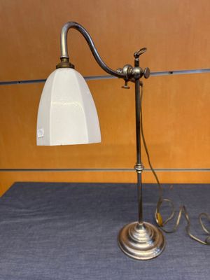 une lampe posée sur une table à côté d'un mur