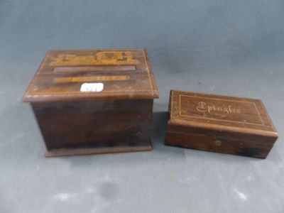 une paire de boîtes anciennes en bois, ornées d'étiquettes gravées sur fond gris