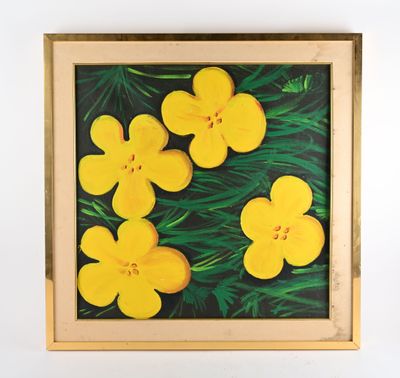 tableau représentant des fleurs jaunes, encadré dans un cadre en bois, accroché à un mur blanc