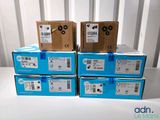 plusieurs boîtes sont empilées sur une table