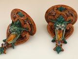 paire d'appliques murales en bois sculpté ornées de motifs verts et orange