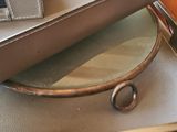un sac à main argenté posé sur une table à côté d'un miroir