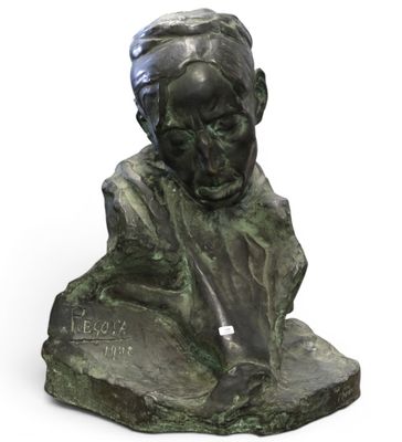 une image représentant un buste en bronze d'un homme assis sur un rocher