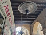 un ventilateur de plafond suspendu au plafond d'un restaurant