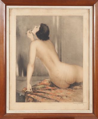 une vieille photo d'une femme nue allongée sur un lit