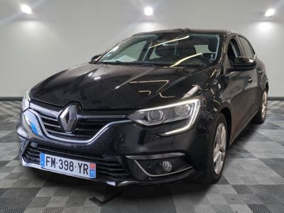 vue de face d'une voiture noire garée sur un sol à damier