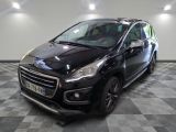 la photo d'une petite voiture noire garée dans un garage