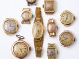 Plusieurs types de montres sont disposés en cercle sur une surface blanche