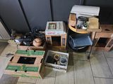 un tas de cartons et d'autres objets qui traînent par terre