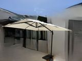un parapluie blanc posé sur une table en bois