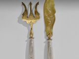 deux couverts posés sur une surface blanche, avec une cuillère et un couteau