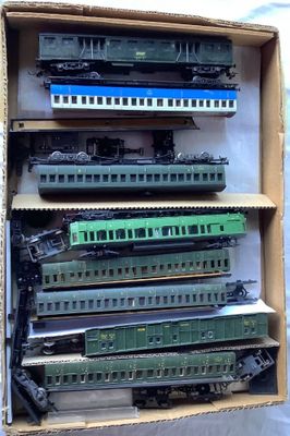 une boîte contenant tout un tas de petits trains