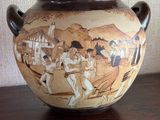 un vase avec un tableau posé sur une table