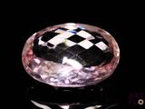 gros plan d'un diamant rose sur une surface noire