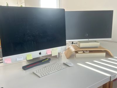 deux écrans et un clavier sur le bureau