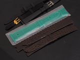 trois morceaux de cuir et un bracelet de montre posés sur une table