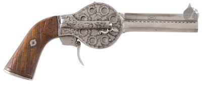 un revolver en argent avec une crosse et des plaquettes en bois