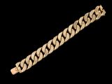 gros plan d'un bracelet en or sur fond noir