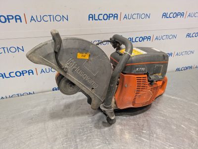 une petite machine posée sur une table