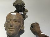 une petite statue représentant un homme et une petite statue représentant un homme