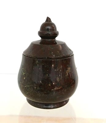 Petit pot couvert en marbre griotte