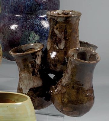 de nombreux types de vases exposés dans une vitrine