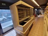 une photo d'un magasin présentant un vaste choix de produits alimentaires