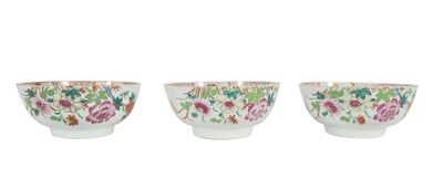 trois bols blancs ornés de motifs floraux, posés sur une surface blanche