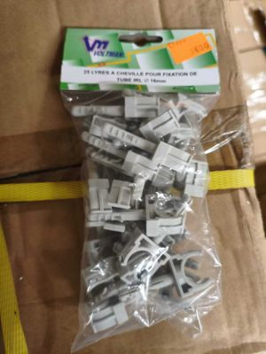 un sac de Lego posé sur une boîte en carton
