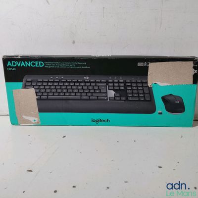 une boîte contenant un clavier et une souris d'ordinateur