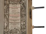 un vieux livre ouvert sur une page de texte sur fond blanc