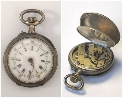 deux photos d'une montre de poche contenant une horloge