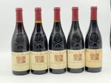 six bouteilles de vin rouge sont alignées