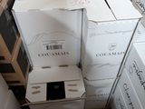 Des cartons de vin sont empilés les uns sur les autres dans un coin de la pièce.