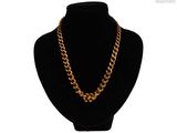 gros plan d'un collier sur un mannequin mannequin