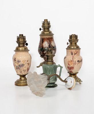 trois vases posés l'un à côté de l'autre sur une table