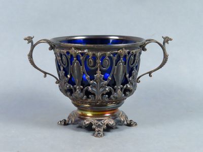 tasse plaquée argent avec un verre bleu au centre