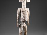 une statue représentant un squelette coiffé d'un chapeau