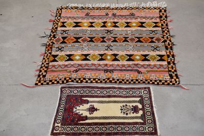TAPIS fait main "KILIM", 140x150 et un petit tapis de prière…