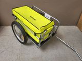 une remorque à vélo avec un sac jaune à l'arrière