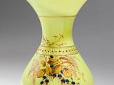 un vase jaune orné d'un motif floral