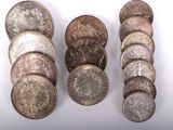 plusieurs types de pièces de monnaie sont présentés sur une surface blanche