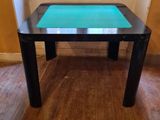 une table avec un plateau en verre devant une fenêtre