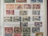 un livre avec un tas de timbres dessus