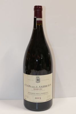une bouteille de vin posée sur une table
