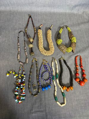 plusieurs colliers et bracelets différents disposés sur une table
