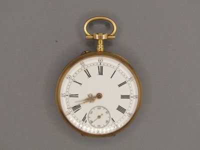 une montre de poche en or avec des chiffres romains sur le cadran