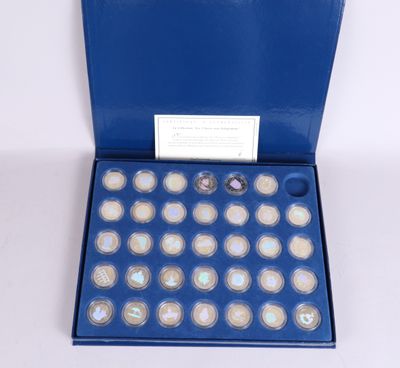 une boîte bleue remplie d'une variété de billes blanches et bleues