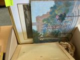 une photo d'un tableau dans une boîte posée sur une table