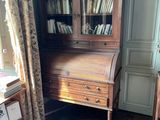 un petit bureau avec une étagère dans un coin de la pièce